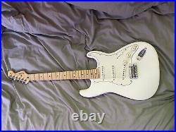 Fender stratocaster polar white, maple neck/fretboard (GREAT CONDITION)